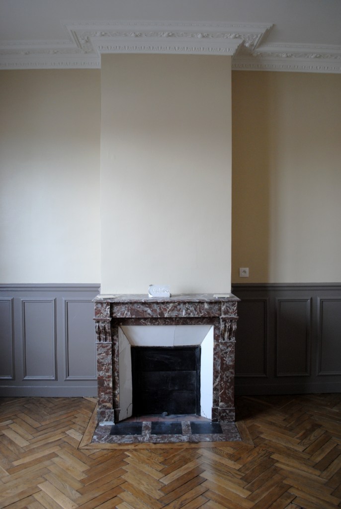 petit salon cheminée marbre