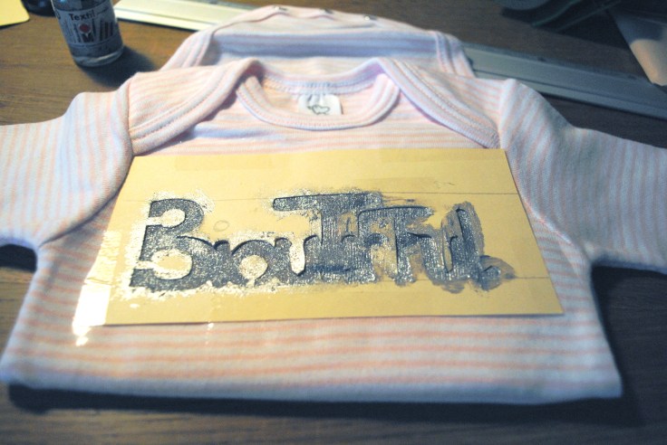 diy body bébé 2- pochoir peinture