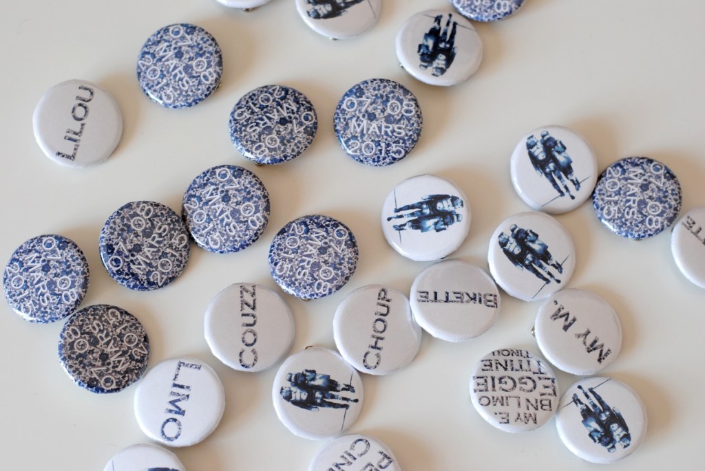 Badges Ronds DIY Kit Création Badges Personnalisés - Lot De 20 Badges Ronds 40mm - Avec épingle - DIY Et Bricolage Kit Badges Ronds 40mm DIY Insignes Bricolage Badges Ronds DIY Kit Création Badges Personnalisés - Lot De 20 Badges Ronds 40mm - Avec épingle - DIY Et Bricolage Kit Badges Ronds 40mm DIY Insignes Bricolage