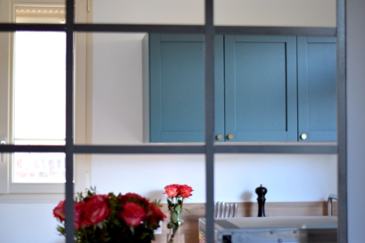 Renovation cuisine ancienne meuble ikea plum kitchen bleu paon verriere acier